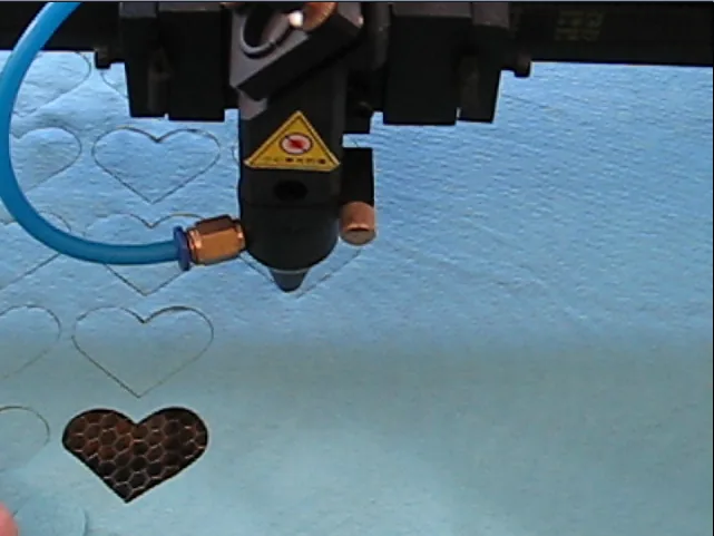 Laser in lucru pe material
