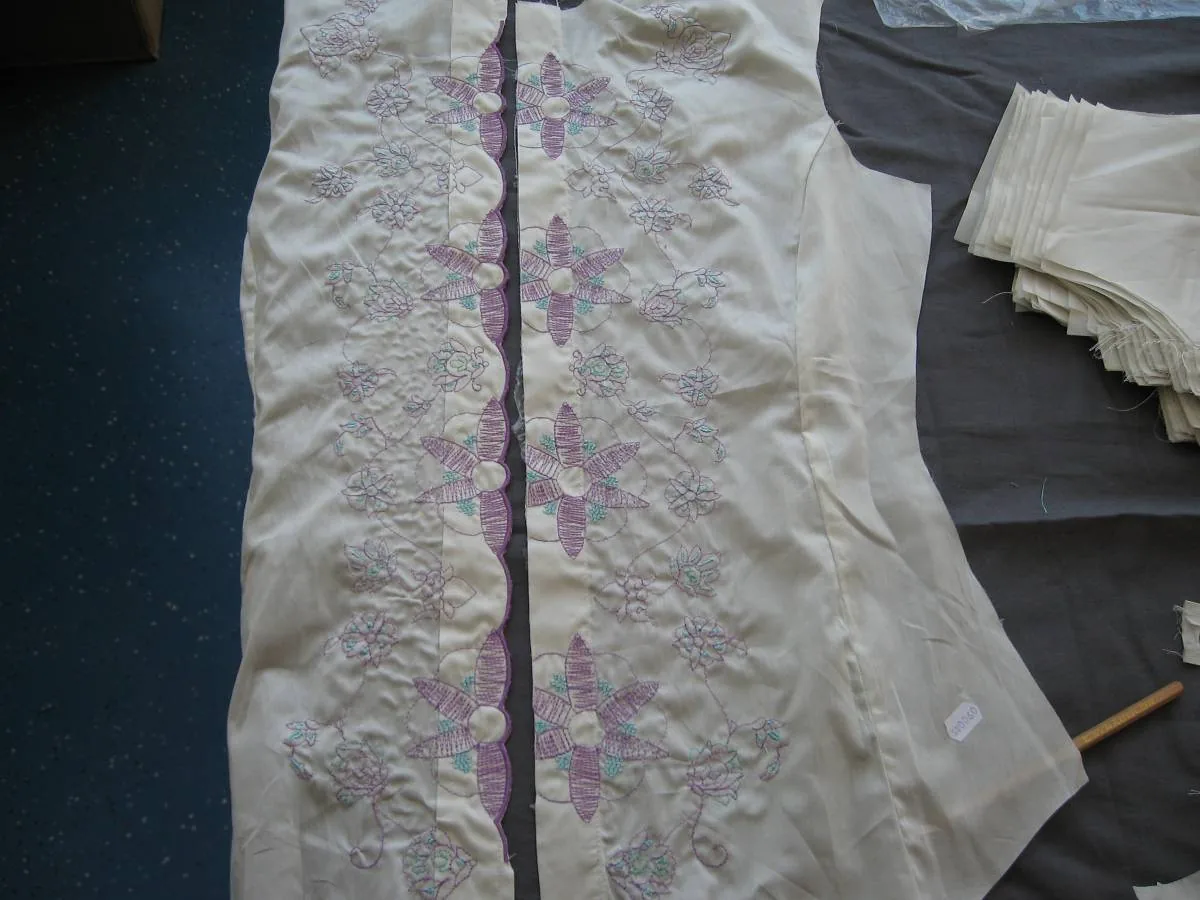 Pantaloni brodati