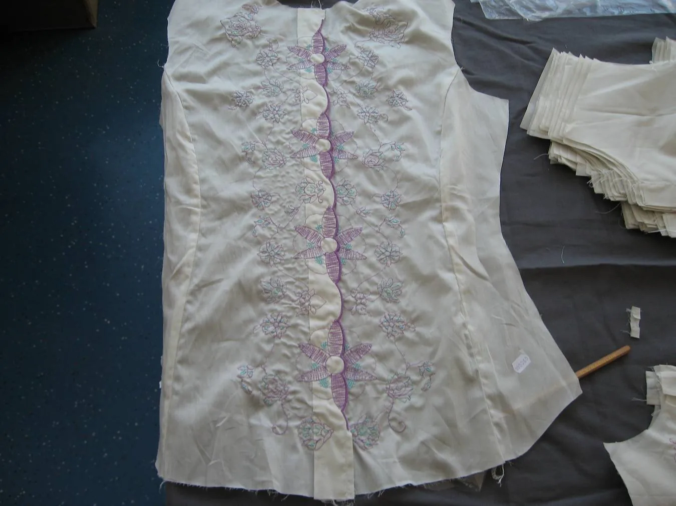 Pantaloni brodati