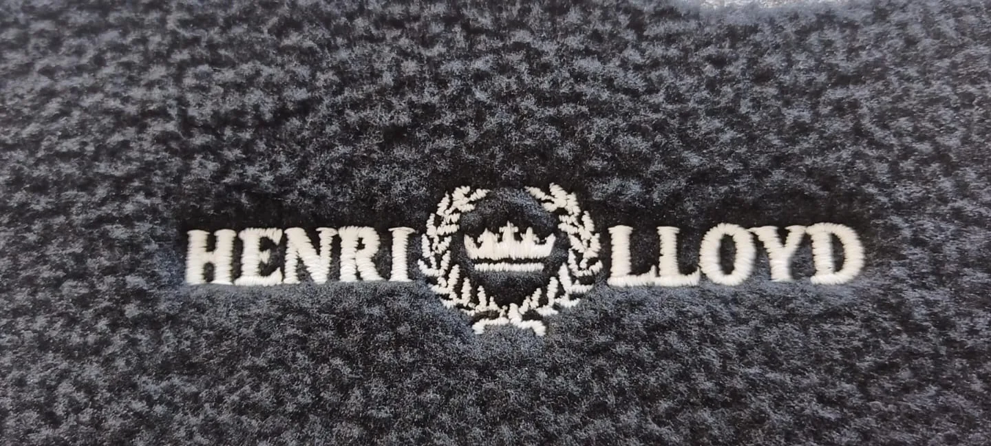Logo Henri Lloyd brodat