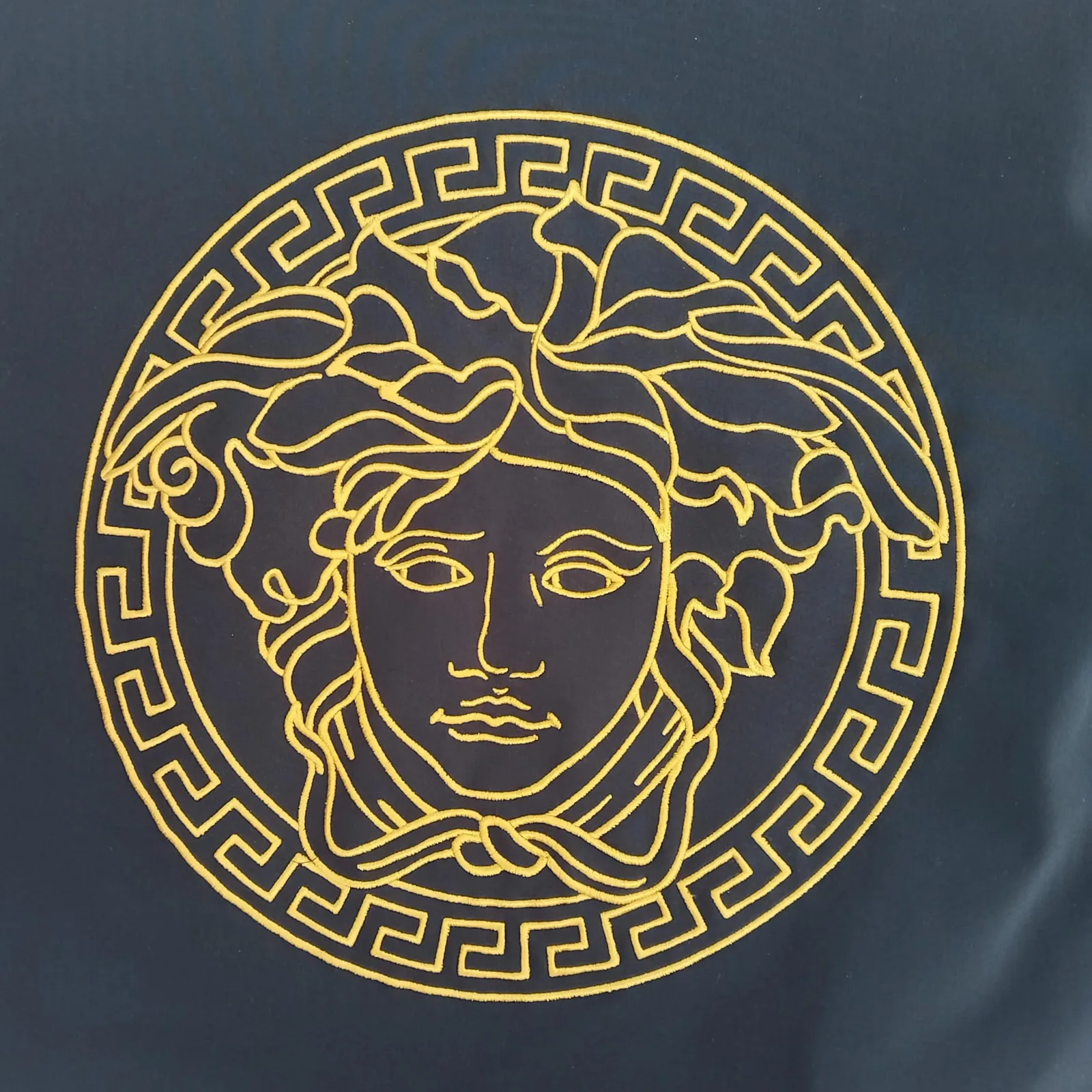 Broderie Medusa aurie